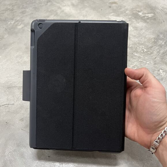 Logitech Slim Folio Keyboard Case for Apple iPad 5th/6th Gen. - Black - Picture 6 of 6